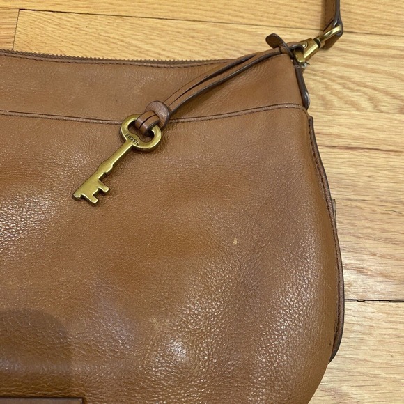 Vtg. Fossil Leather Crossbody Bag Purse Pocket Tan Carmel Brown Key Charm READ - Picture 3 of 15